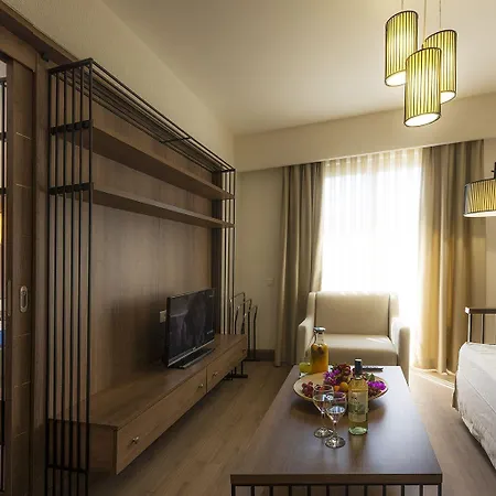 Liv By Bellazure Hotel 4*